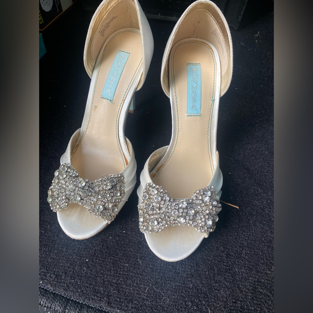 Blue by Betsy Johnson - High Heel Peep Toe - 6.5 - Ivory - Crystal bow accent